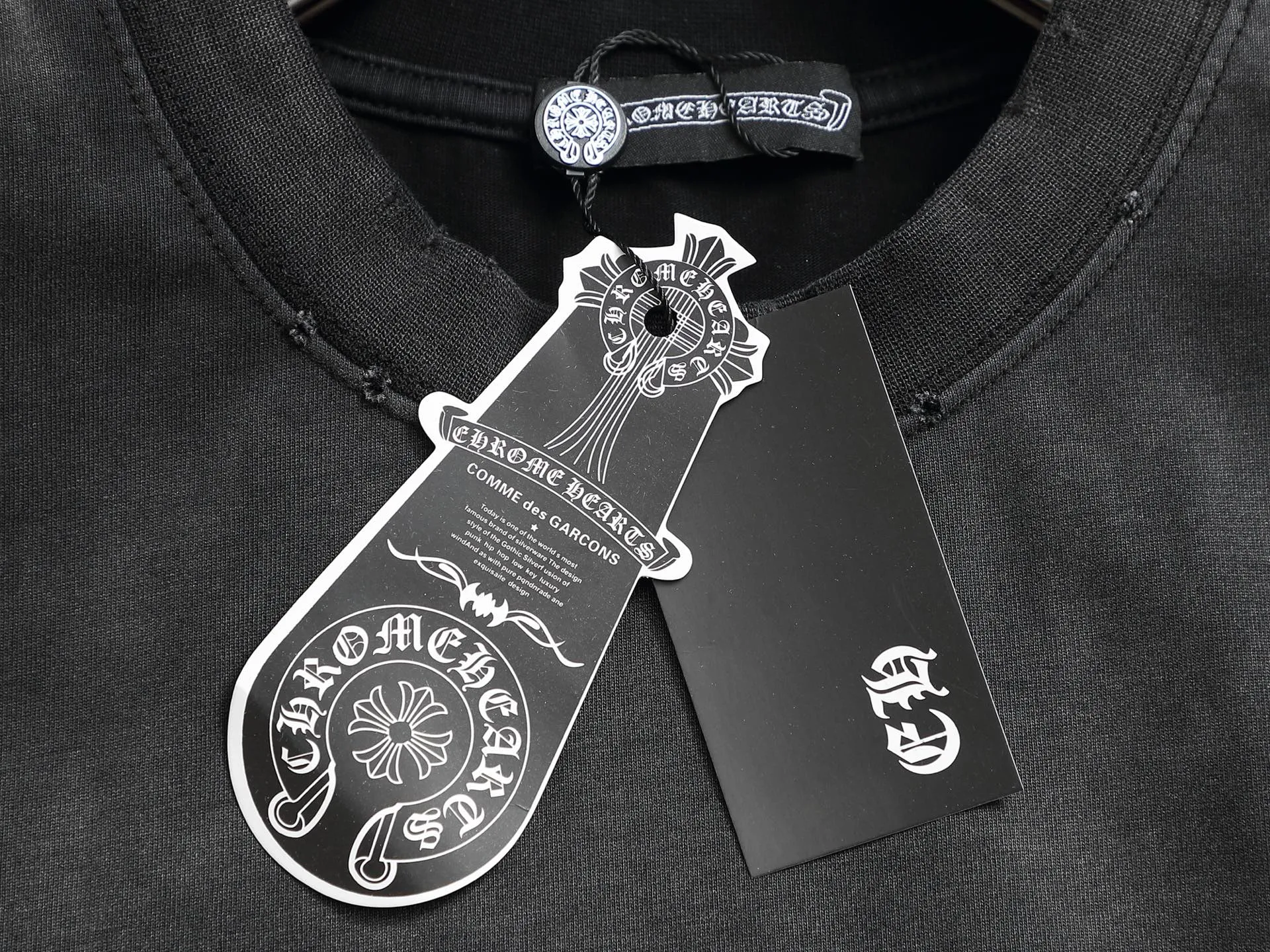🅿️232 𝗖𝗵𝗿𝗼𝗺𝗲 𝗛𝗲𝗮𝗿𝘁𝘀/Cro Heart 2025 Cross Patch Embroidery Summer New Original Counter American Acid Washed Old Laser Burnt Patch Embroidery Couple Casual Short Sleeve T-shirt 👑The highest version! Customized fabric 300g double yarn! American acid-washed and distressed original fabric laser burnt ✟appliqué embroidery and exquisite embroidery of letters! The best-selling model at the counter. It is very comfortable to wear. It is low-key yet luxurious. It is very classy when worn. The large version and tailoring are needless to say. The upper body is exquisite and vivid👍High-end first-class materials. A truly palace-level product. The cotton from Turkey is of outstanding quality. After heavy washing, the clothes are very soft! Not picky, the upper body is absolutely stylish and extremely luxurious. Auxiliary materials: The original model has been authenticated and labeled ➕100% silk washed with water label. Genuine purchase-grade original hangtag➕matching hanging rope➕3D hanging beads➕original packaging bag. Craftsmanship: The original version has consistent wiring! The highest version of the armhole matching technique! Countless times of pattern making to 100% restore the original appearance! The correct version is the same for men and women, super eye-catching, super good-looking, and super atmospheric! Color: White Black Size: S-XL